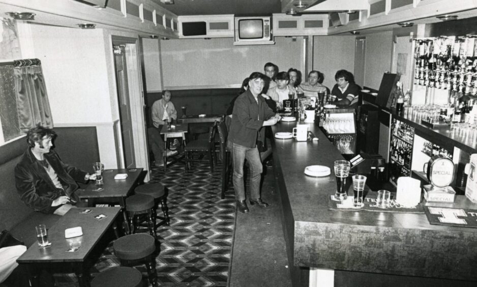 Regulars in the Stobswell Bar in 1985.