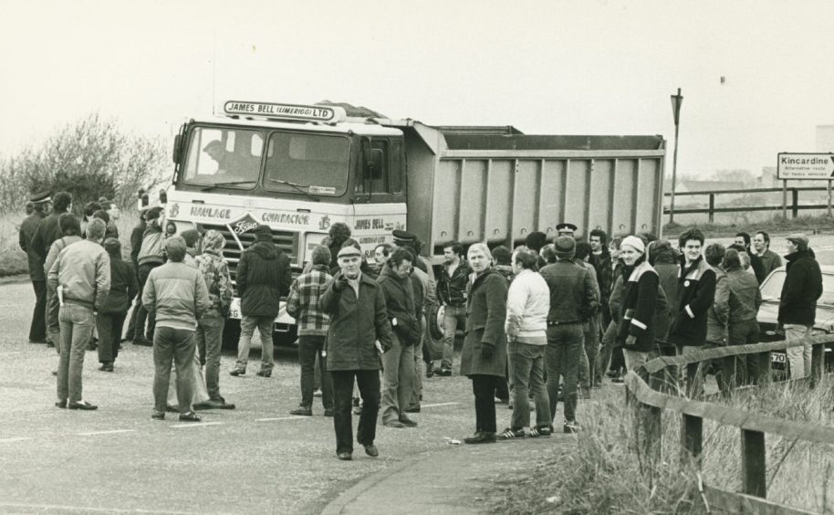 Pickets at Longannet Power Station in March 1984. 