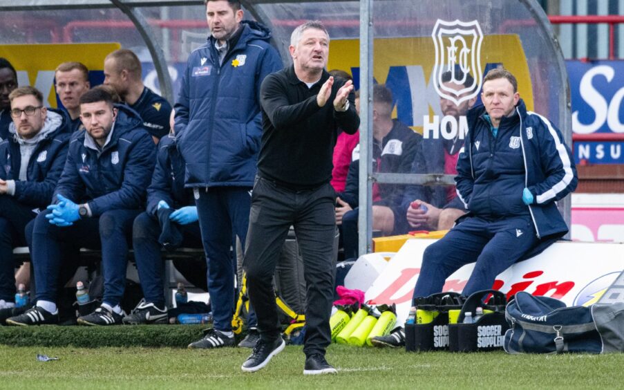 Dundee boss Tony Docherty encourages his side. Image: SNS
