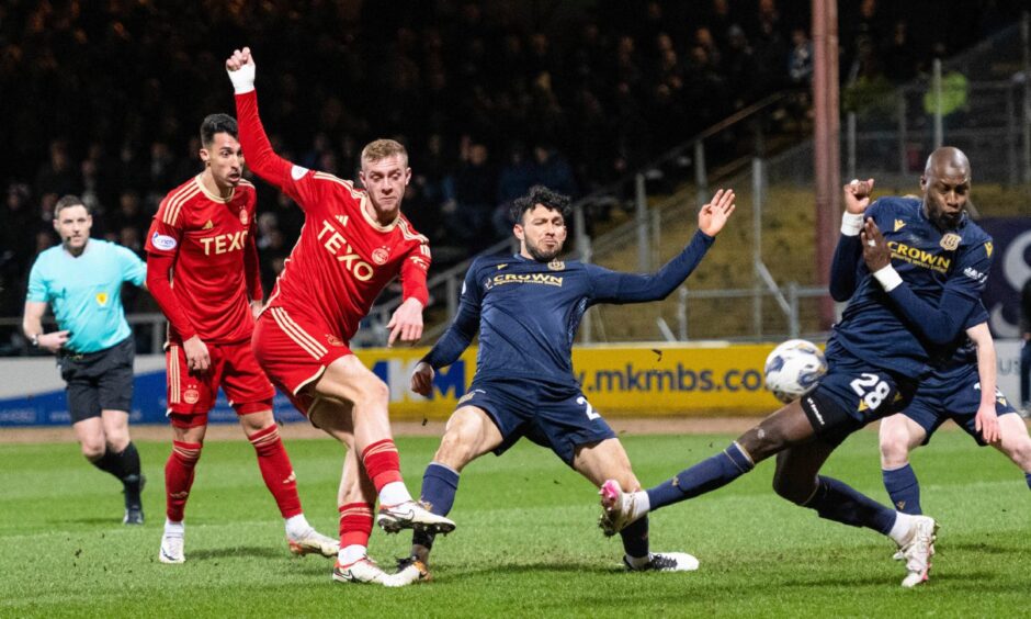Dundee put bodies on the line to deny Aberdeen. Image: SNS