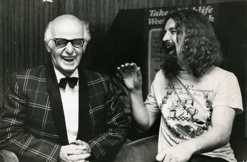 Billy Connolly and Jimmy Shand share a joke at the Angus Hotel in 1980.