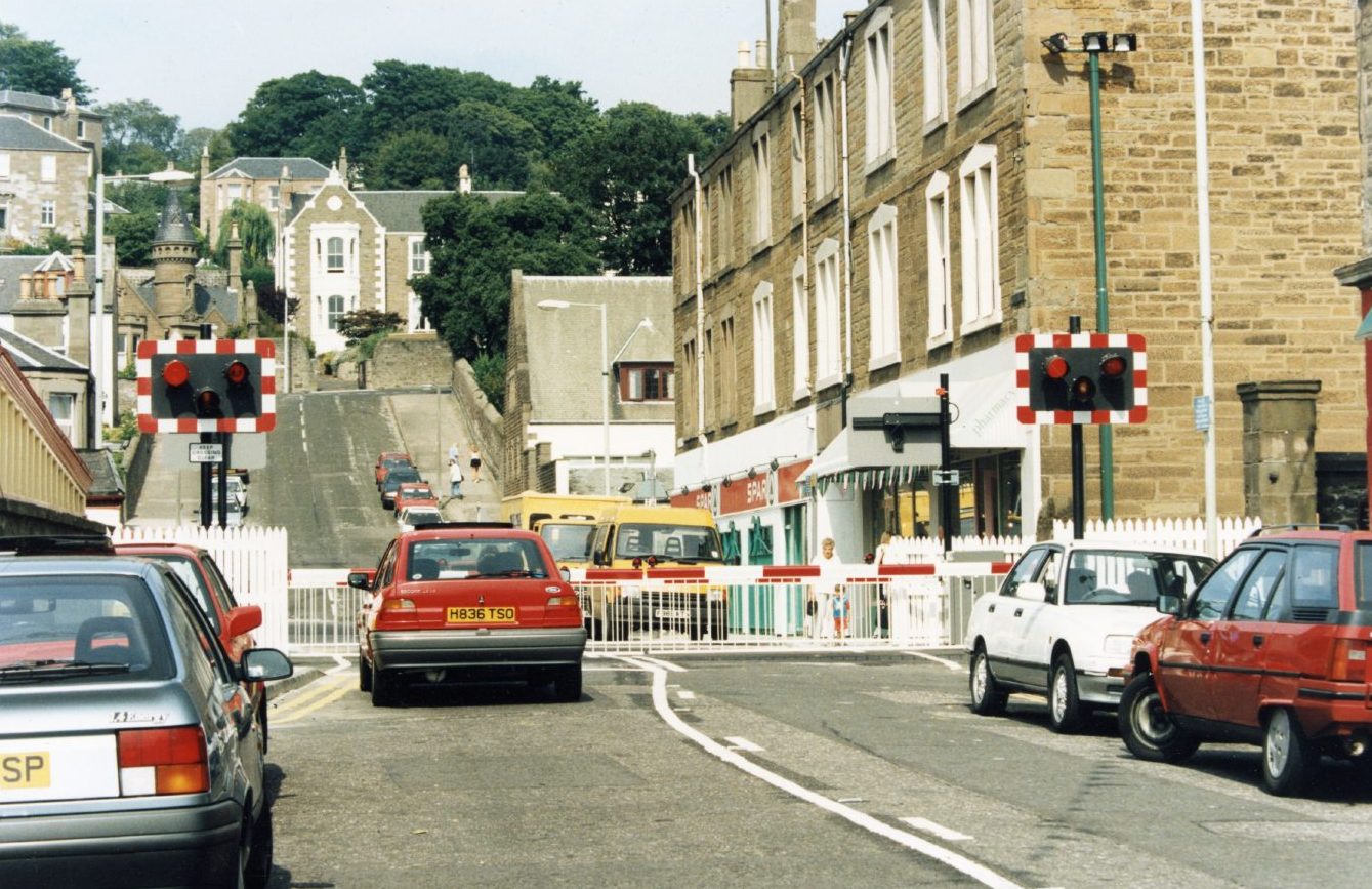 The Gray Street crossing in Broughty Ferry in action in August 1995.