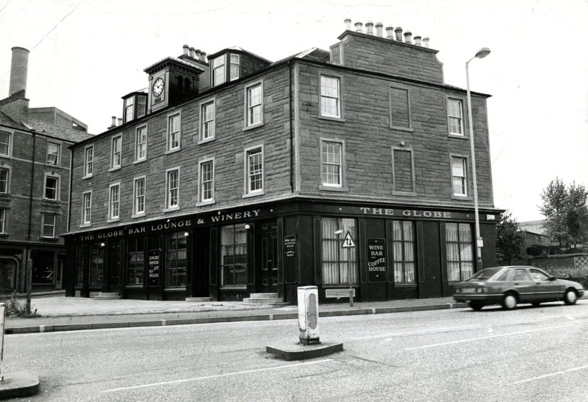 The outside of Globe Bar in Dundee in 1986.