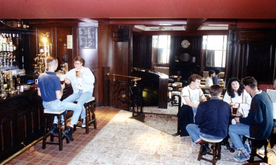 People enjoying the atmosphere in the Globe bar in 1990.