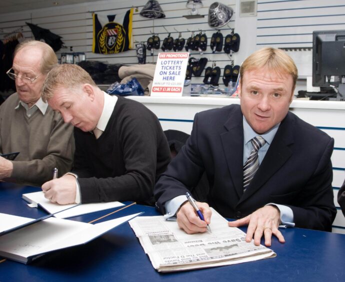 The former strike partners sign autographs at a Dundee FC event