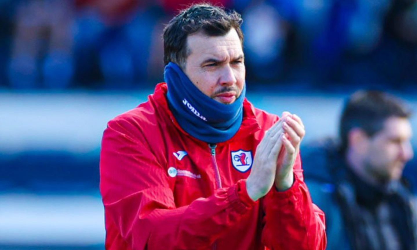 Raith Rovers boss Ian Murray claps the supporters.