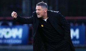 Dundee boss Tony Docherty encourages his side against Rangers. Image: SNS