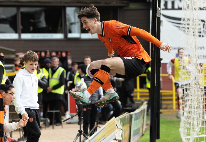 Chris Mochrie scores for Dundee United