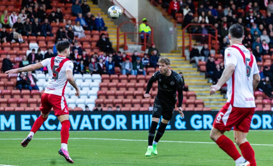 Kai Fotheringham heads Dundee United's best first-half chance over the bar.