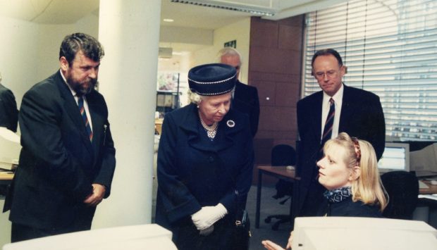 The Queen with teaching assistance Elizabeth Gibb at the University of Abertay library. Looking on is principal Professor Bernard King (left). Image: DC Thomson.