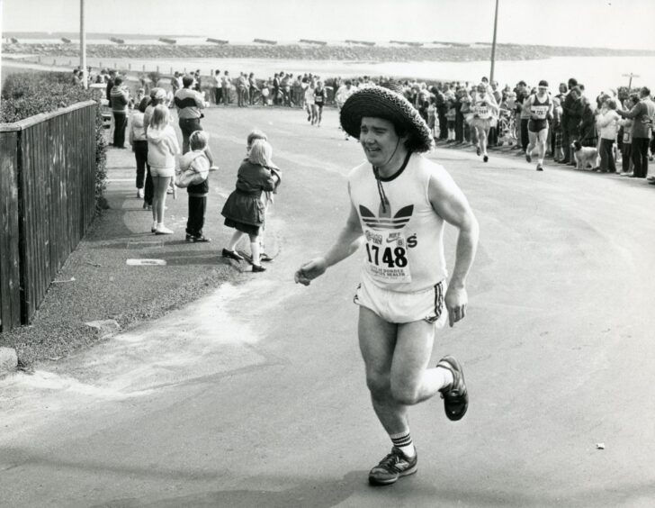 A runner keeps the heat off in a sombrero at Broughty Ferry. 