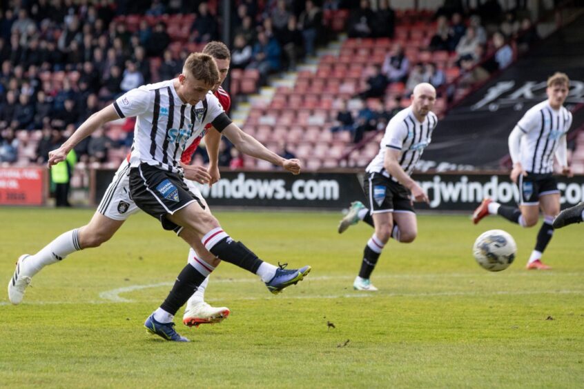 Matty Todd fires over late in the first half. Image: Craig Brown/DAFC.