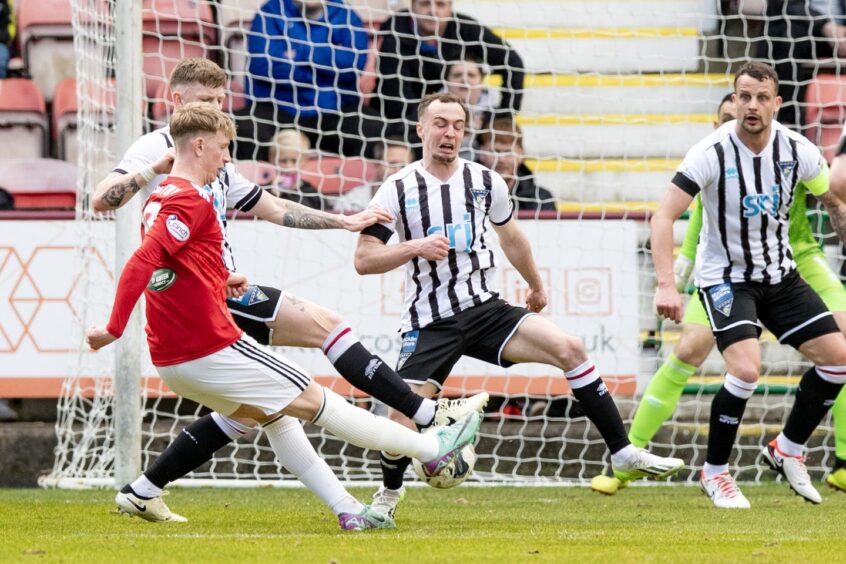 Stuart McKinstry goes for goal but Dunfermline's defence gave little away. Image: Craig Brown/Dunfermline AFC.