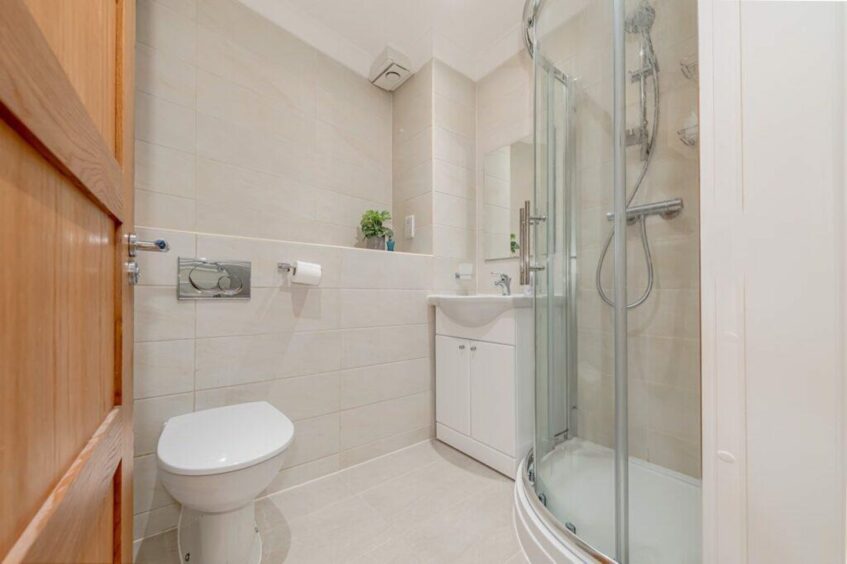 An en-suite bathroom. 