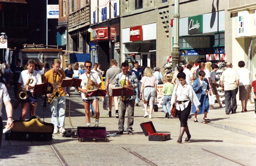 Shoppers in the Murraygate in 1990 with Clarks alongside Wimpy.