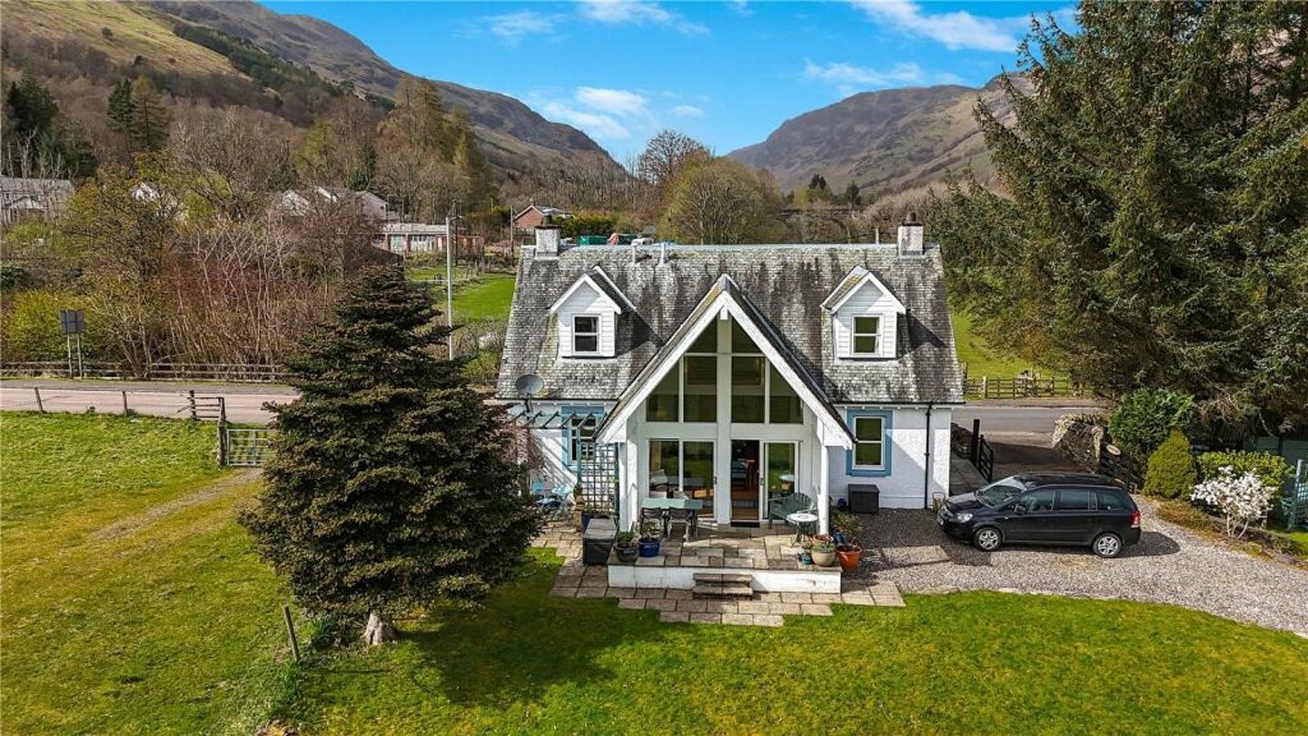 Lochearnhead cottage in beautiful setting for sale for £295k