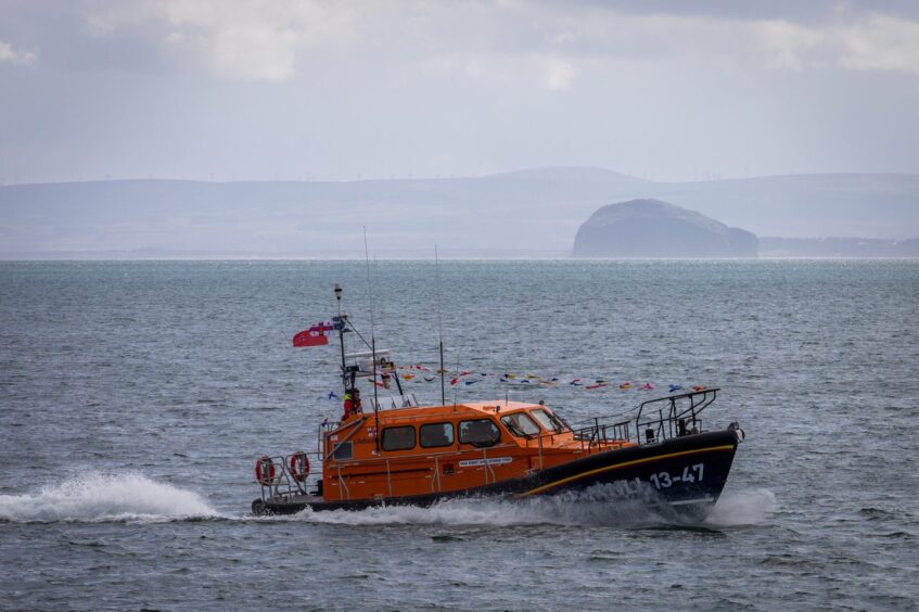 Anstruther lifeboat approaching shore.