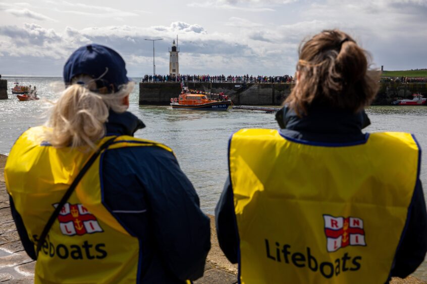 Local volunteers welcome new Anstruther lifeboat home. 