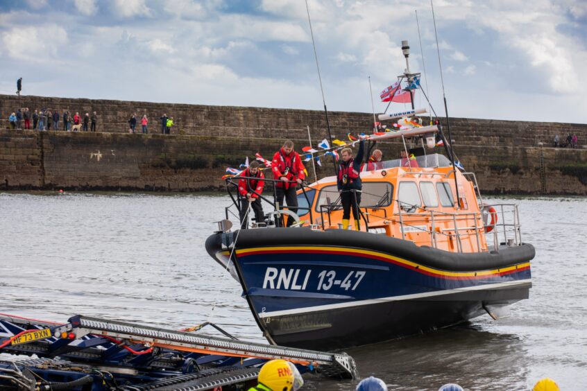 Anstruther lifeboat arrives at East Neuk.