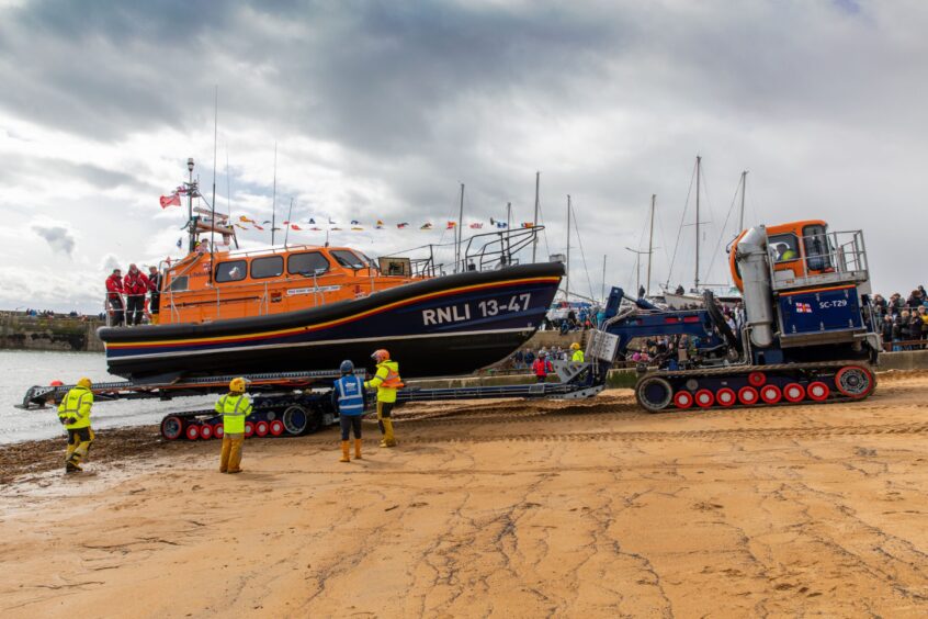 Anstruther lifeboat arrives home.