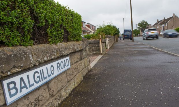 Evening Telegraph - News - Adam Hill - Speeding on Balgillo Road Story - Dundee - Residents on Balgillo Road are concerned about the speeding on the road. - Picture Shows: Balgillo Road Signage - Tuesday 4 July 2017