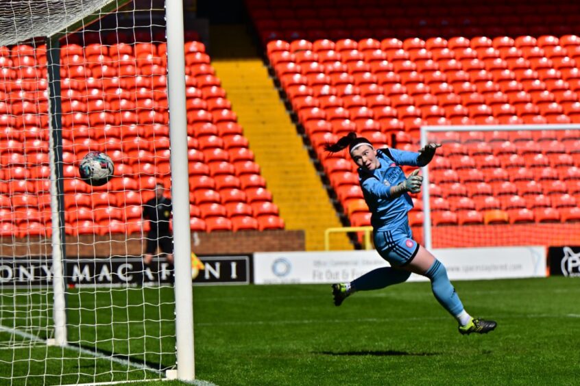 Robyn Smith's strike finds the corner from distance for Dundee UNited 