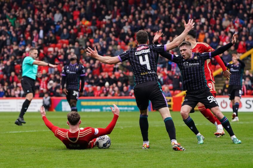 Aberdeen won the game after Saints conceded a penalty. 