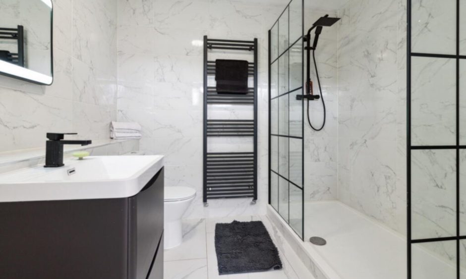 Shower room at Carse Lodge, Kippen.