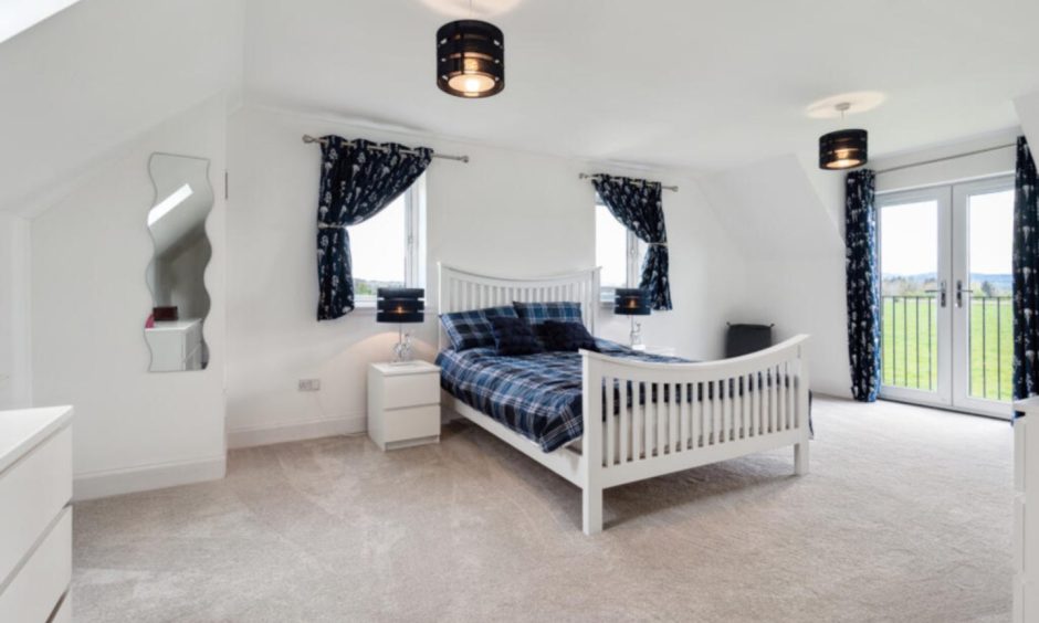 Other principal bedroom at Carse Lodge, Kippen.