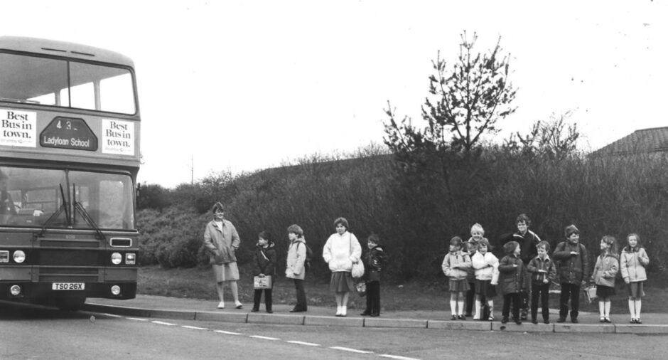 A school bus queue at the corner of Hunter Road in 1987. 
