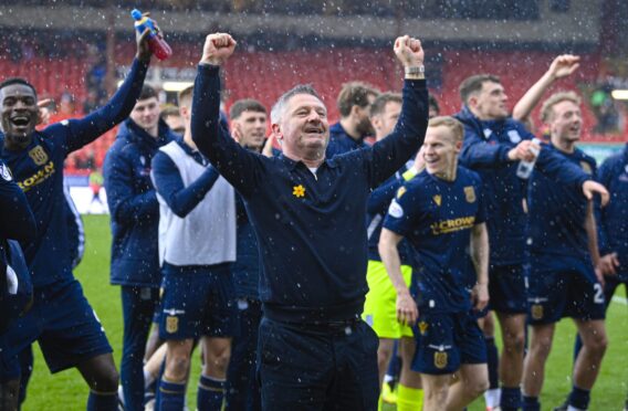 Dundee manager Tony Docherty celebrates with his players after reaching the top six. Image: SNS