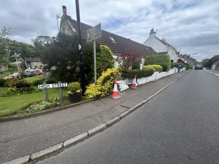 The car stuck a wall n High Street in Aberdour.