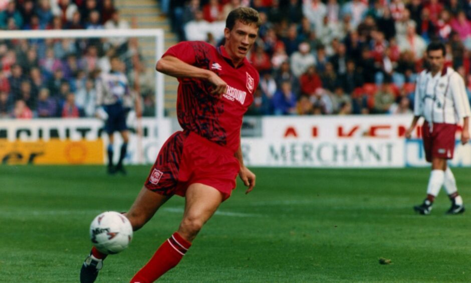 David Winnie on the ball for Aberdeen FC during his time at Pittodrie.