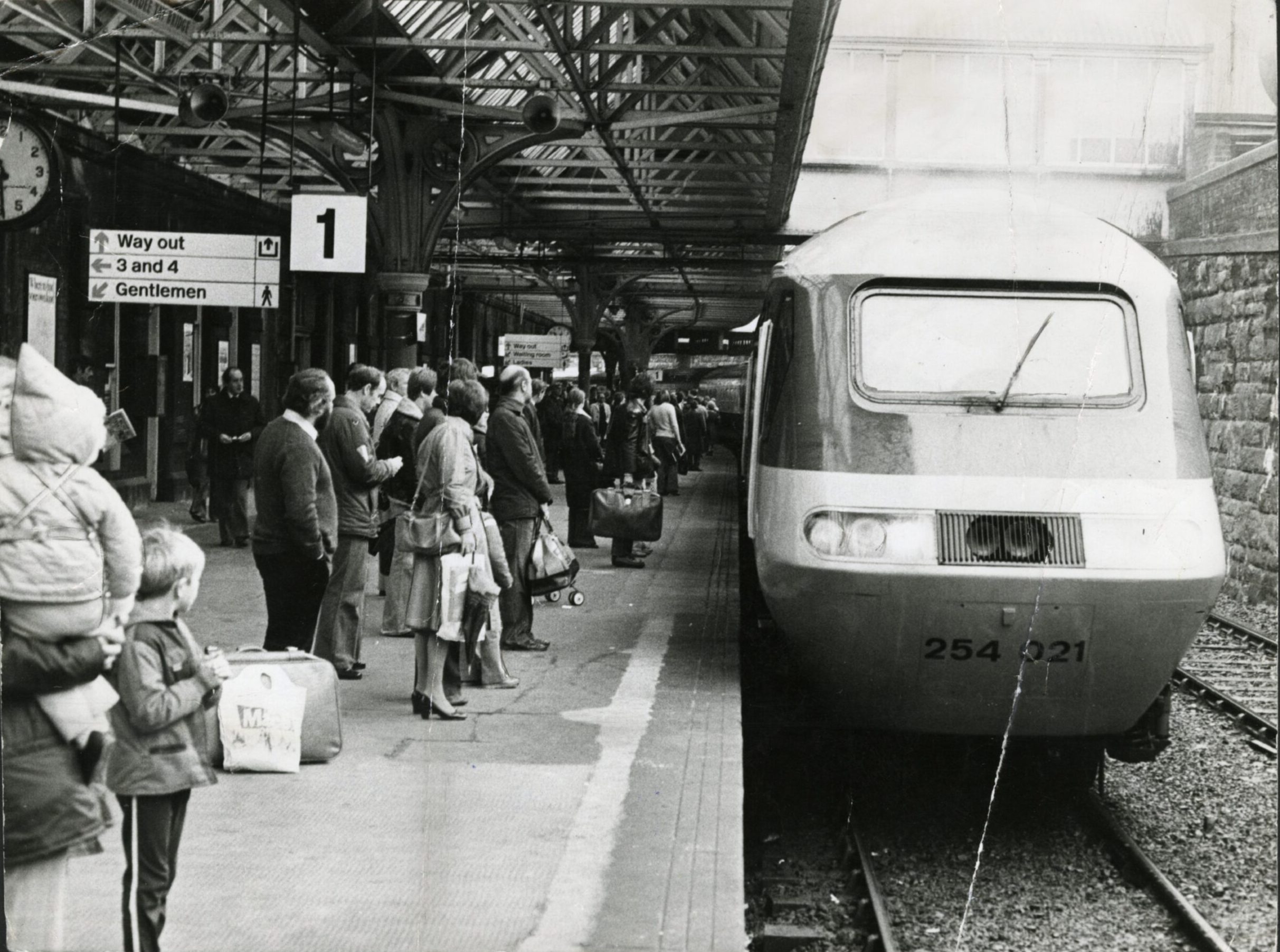 Passengers ready to board the 125 at Dundee station in October 1978.