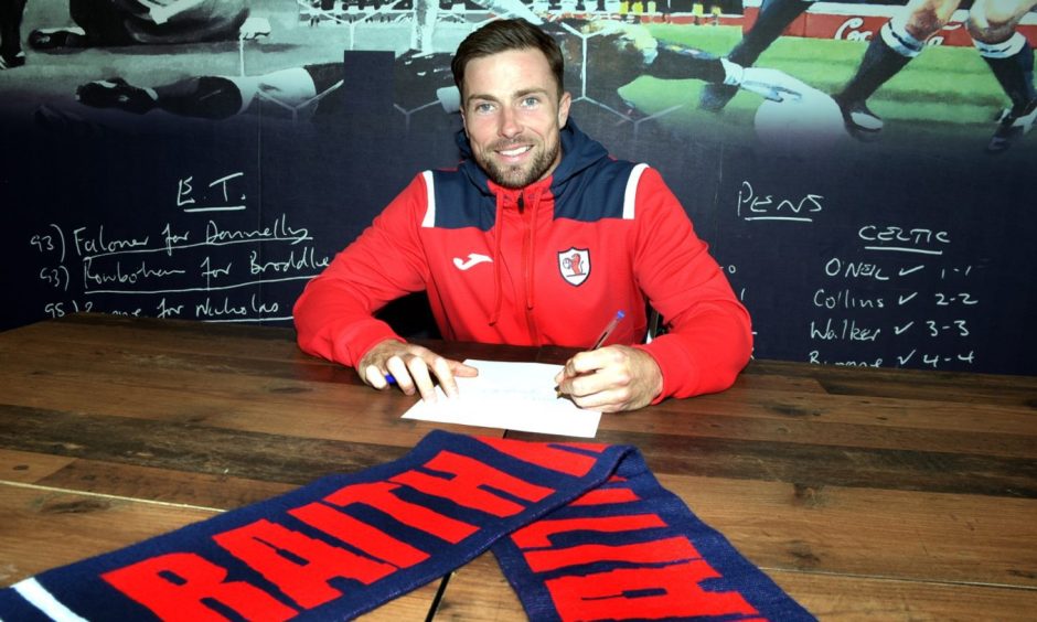 Lewis Stevenson signs for Raith Rovers.