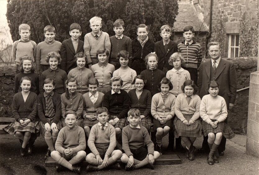 Black and white Abernethy Primary School photo from 1960.