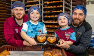Cupar Hearts defender Kyle Baker, 24, (left) and manager Sean Simpson, 39, at Fisher & Donaldson in Cupar making Cupar Hearts fudge doughnuts with Simpson girls Ana, 5, (left) and Libby, 3. Image: Steve Brown/DC Thomson