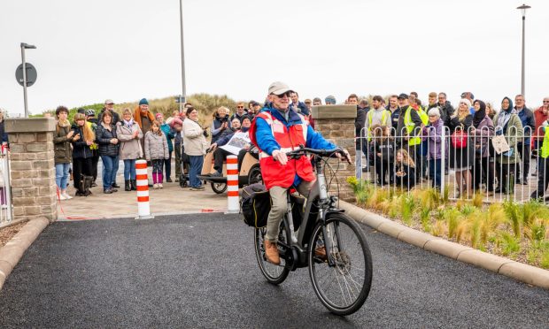 CR0048099, Laura Devlin, Broughty Ferry. Active Cycle Route opening. Picture Shows: Cyclists and walkers flood through the ribbon to access the new active cycle way in Broughty Ferry  . Monday 6th May 2024. Image: Steve Brown/DC Thomson