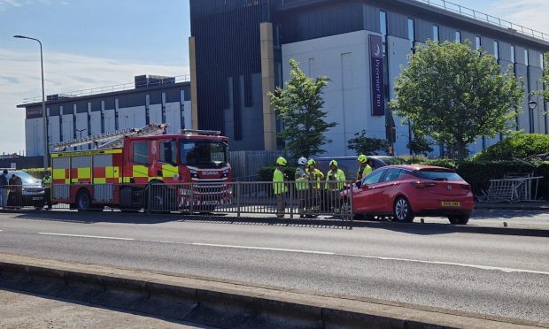 The car crashed into railings on Riverside Drive in Dundee. Image: Andrew Robson/DC Thomson