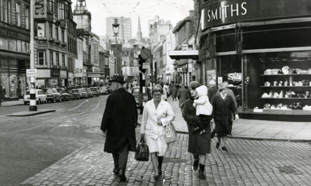 Dundee shoppers passing the famous Smith Brothers store in 1968.