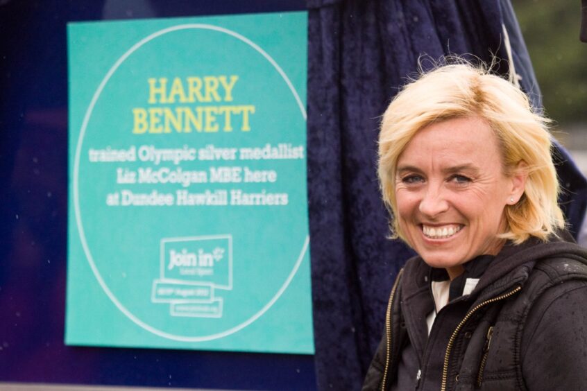 Liz McColgan unveils a plaque in honour of Harry Bennett at Caird Park in Dundee