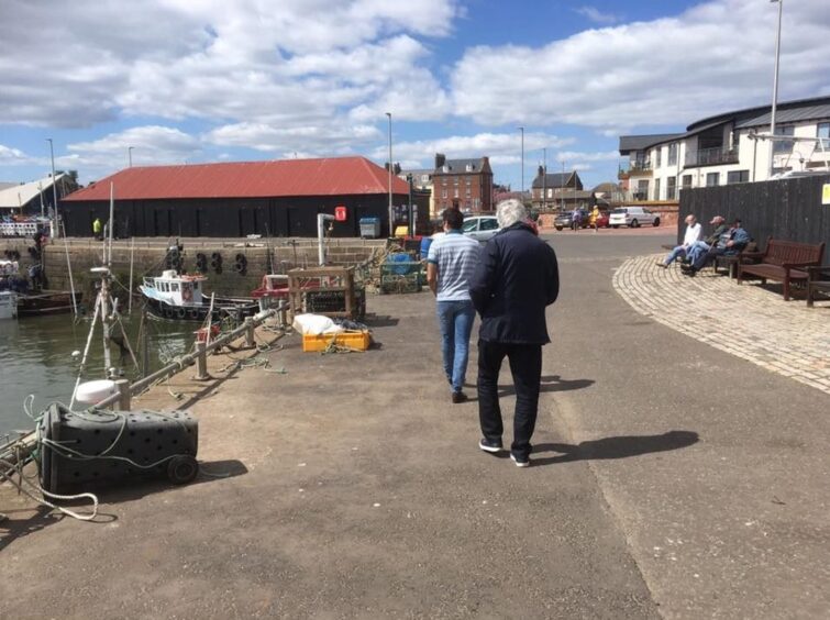 Ronnie O'Sullivan and John Virgo walking along Arbroath harbour in 2016.