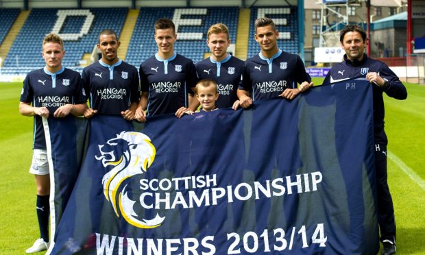 Dundee manager Paul Hartley (right) and his new signings (L/R) Simon Ferry, Philip Roberts, Thomas Konrad, Greg Stewart and Luca Tankulic in 2014. Image: SNS