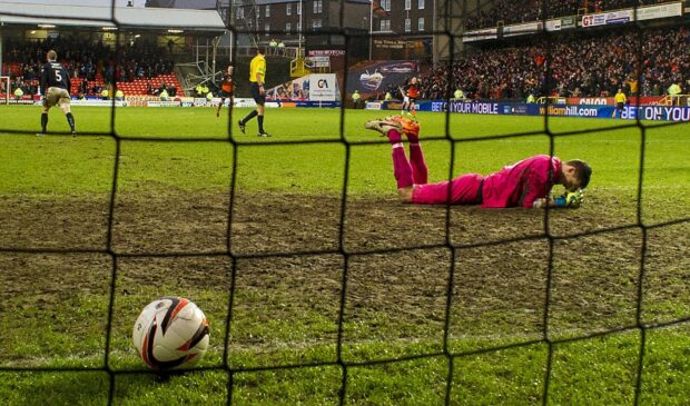 Arvid Schenk endured a horror Dundee debut. Image: SNS