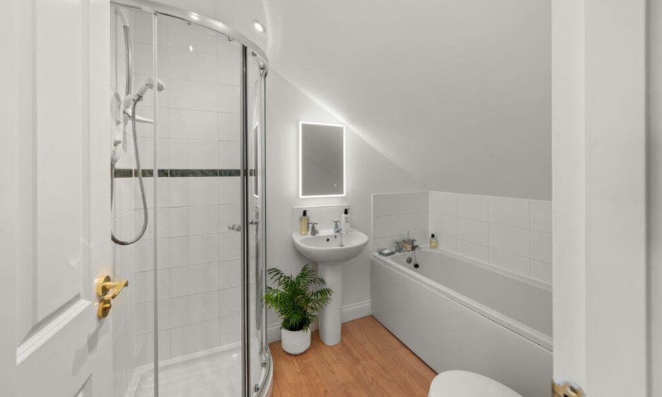 En-suite bathroom at property on Chandlers Lane, Dundee.