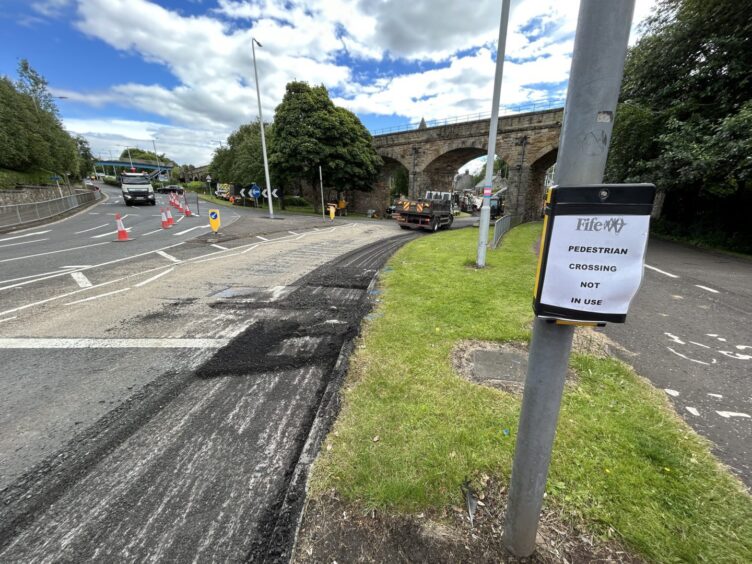 Resurfacing work has begun at Bothwell Gardens roundabout in Dunfermline.