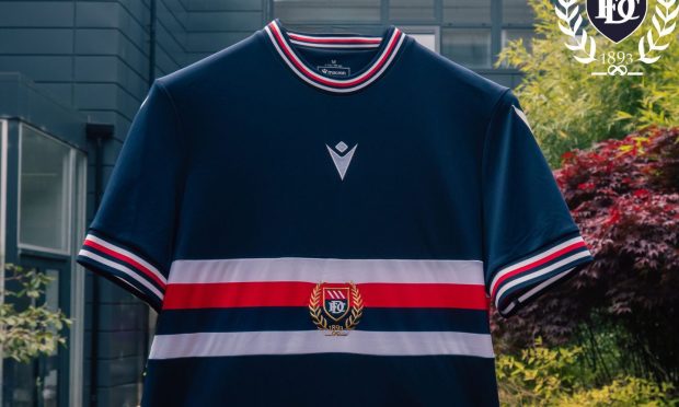 Dundee FC's new warm-up kit for the new campaign sporting the 'refreshed' crest. Image: Dundee FC.