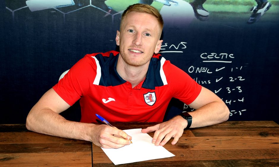 Liam Dick signs his new contract with Raith Rovers.