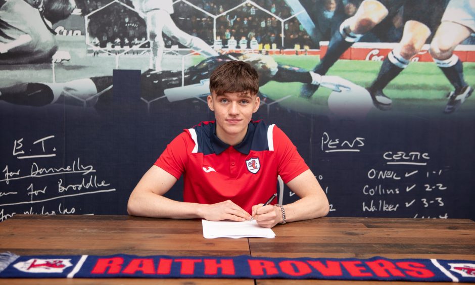 Kai Montagu signs for Raith Rovers.