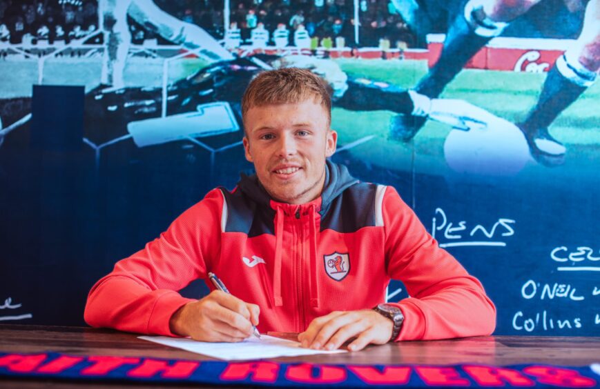 Lewis Gibson puts pen to paper on his Raith Rovers contract.